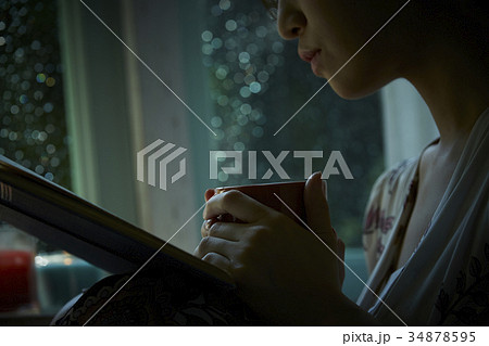 雨と静寂　自宅でリラックスする女性 34878595