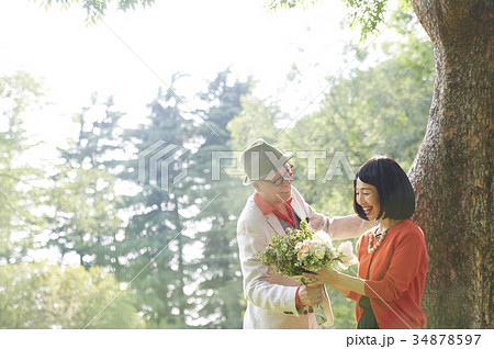 花束　サプライズ　シニアカップル 34878597