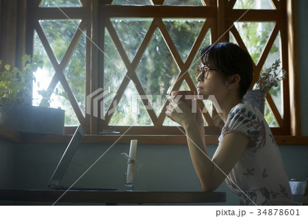 雨の日　カフェで過ごす女性 34878601