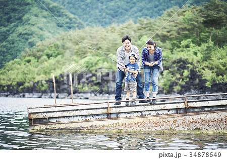 釣りを楽しむ家族 34878649