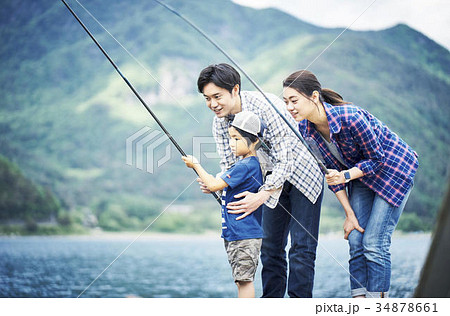 釣りを楽しむ家族の写真素材