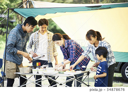 バーベキューをする人たち バーベキューをする人たち 34878676