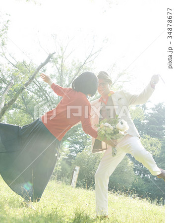 野原 ダンスをするシニアカップル 野原 ダンスをするシニアカップル 34878677