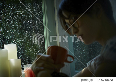 雨と静寂　自宅でリラックスする女性 34878678