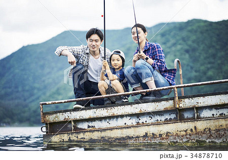 釣りを楽しむ家族の写真素材