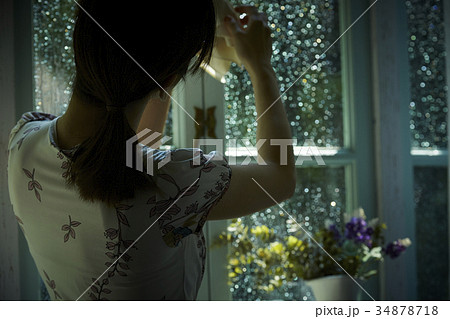 雨が上がるのを願う女性 34878718