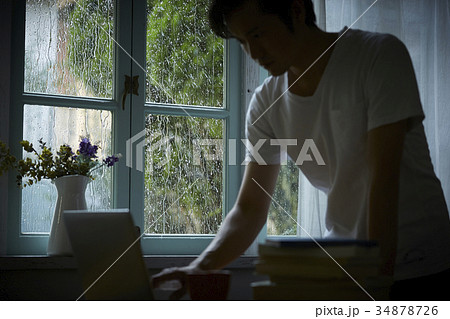 雨の日　仕事をする男性 34878726