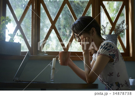 雨の日　カフェで過ごす女性 34878738