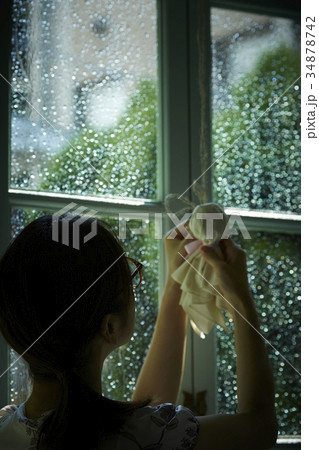 雨が上がるのを願う女性 雨が上がるのを願う女性 34878742