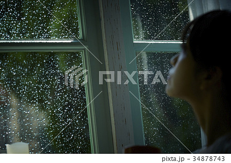雨と静寂 自宅でリラックスする女性 雨と静寂 自宅でリラックスする女性 34878743