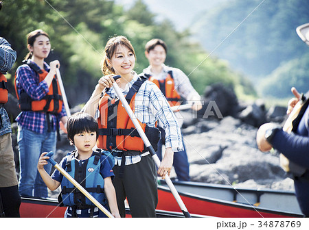 カヌーを漕ぐ家族 34878769