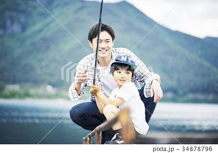 釣りを楽しむ家族 34878796