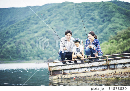 釣りを楽しむ家族の写真素材