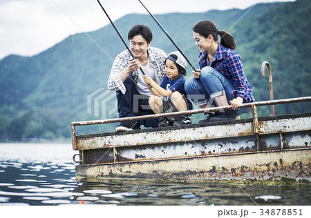 釣りを楽しむ家族 34878851