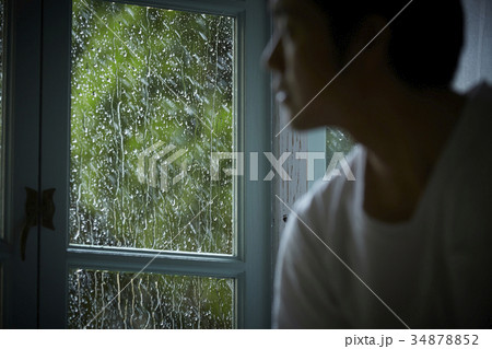 雨の日 窓の外を眺める男性 雨の日 窓の外を眺める男性 34878852