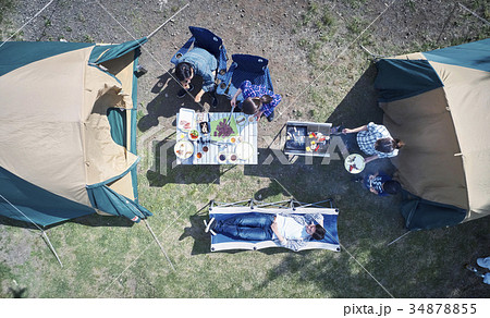 キャンプを楽しむ家族 34878855
