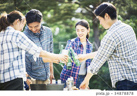 バーベキューをする人たち 34878878