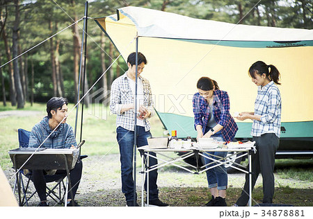 バーベキューをする人たち バーベキューをする人たち 34878881