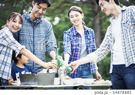 バーベキューをする人たち 34878882