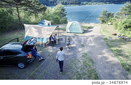 キャンプを楽しむ家族 キャンプを楽しむ家族 34878974