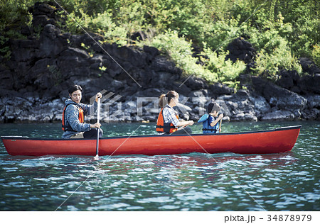 カヌーを漕ぐ家族 34878979