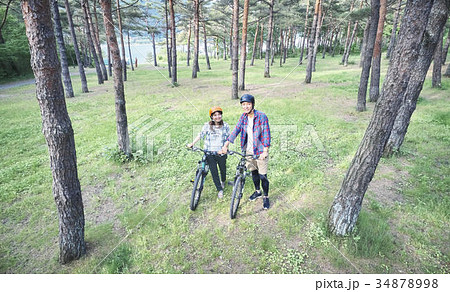 マウンテンバイクに乗るカップル マウンテンバイクに乗るカップル 34878998