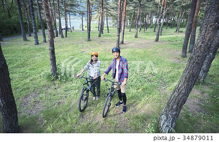 マウンテンバイクに乗るカップル 34879011