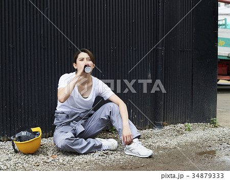 女性作業員 34879333