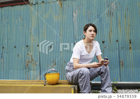 女性作業員 女性作業員 34879339