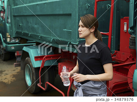 女性作業員 34879376