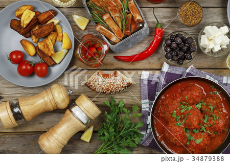 Meatballs With parsley and cherry tomatoes  34879388