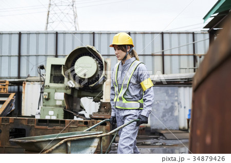 女性作業員 34879426