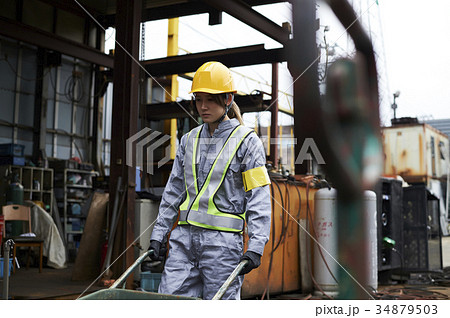 女性作業員 34879503