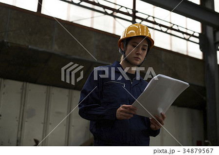 女性作業員 女性作業員 34879567