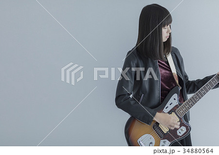 ギターを弾く女性 ギターを弾く女性 34880564