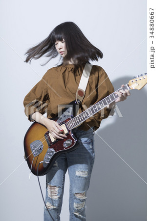 ギターを弾く女性の写真素材 [34880667] - PIXTA