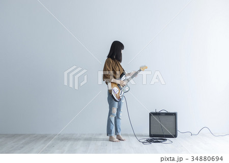 ギターを弾く女性 34880694