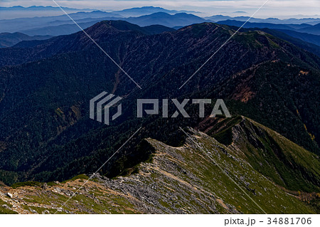 常念岳から見る月明かりの蝶ヶ岳への稜線 常念岳から見る月明かりの蝶ヶ岳への稜線 34881706