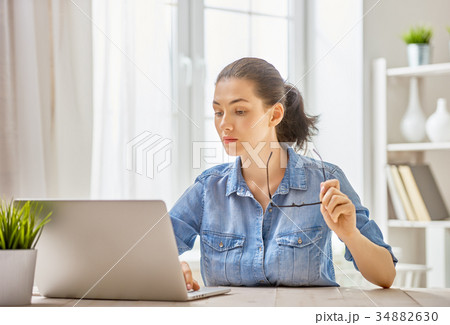 woman working on a laptop 34882630