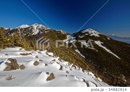 冬の八ヶ岳連峰・西岳から見る権現岳・編笠山と富士山 34882914