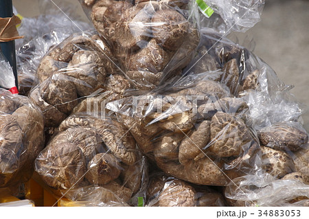 お土産屋で販売される「干しシイタケ」 お土産屋で販売される「干しシイタケ」 34883053