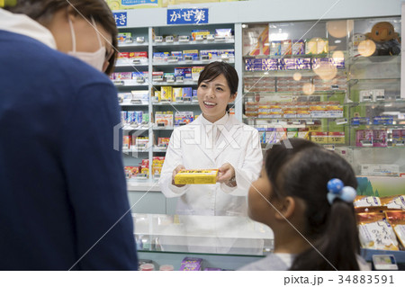 薬局で風邪薬を買う親子 34883591