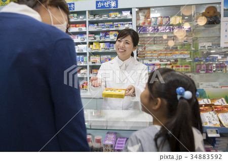薬局で風邪薬を買う親子 34883592