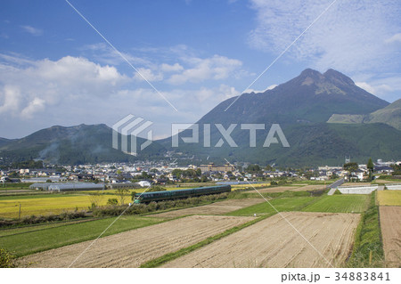 湯布院を走る列車 湯布院を走る列車 34883841