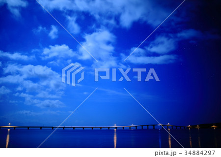 来間大橋の夜景 星空 宮古島 の写真素材
