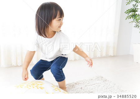 部屋で遊ぶ子ども 34885520