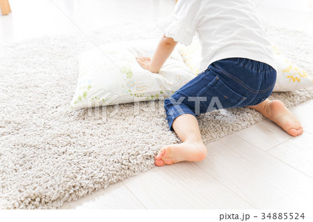 部屋で遊ぶ子ども 34885524