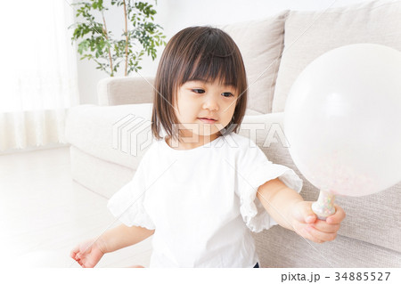 部屋で遊ぶ子ども 部屋で遊ぶ子ども 34885527