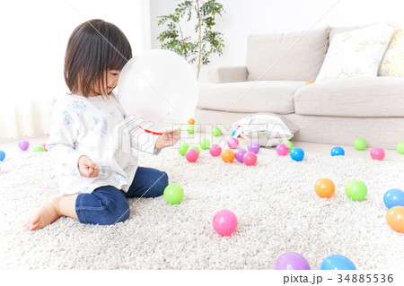 部屋で遊ぶ子どもの写真素材