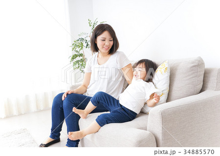 部屋で遊ぶ子供 34885570